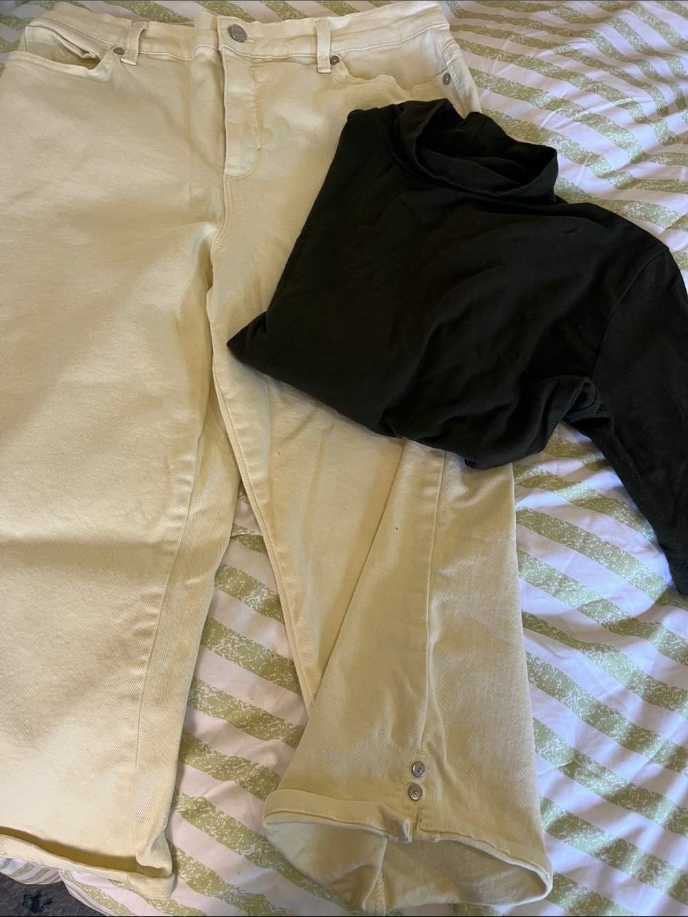 Cream Ankle-Length Cropped Jeans for Women & Mock neck top